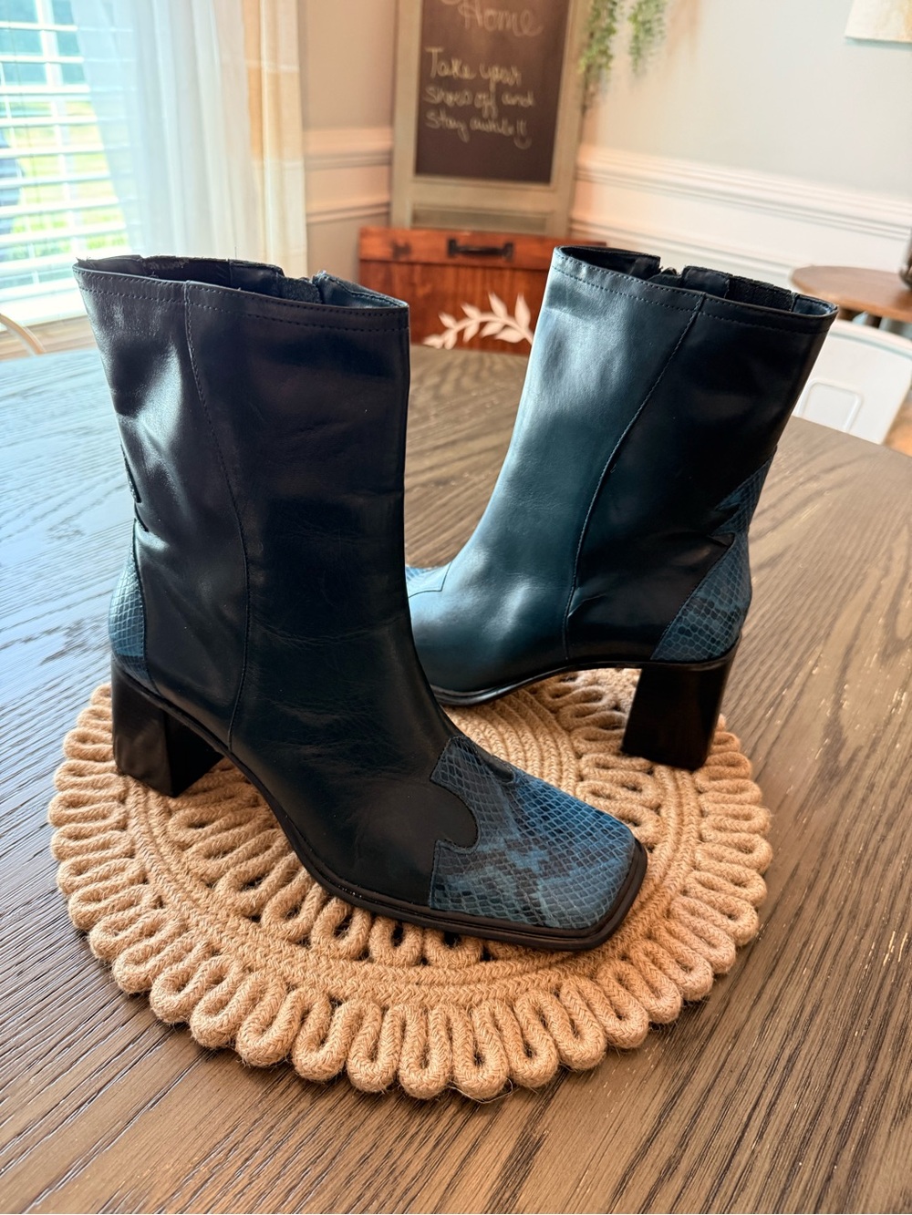 Diba Women’s Black & Blue faux snake skin boots Sz 9.5
